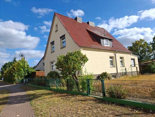 Einfamilienhaus zum Kauf 220.000 € 175 m² 698 m² Grundstück frei ab sofort Arendsee Arendsee (Altmark) 39619