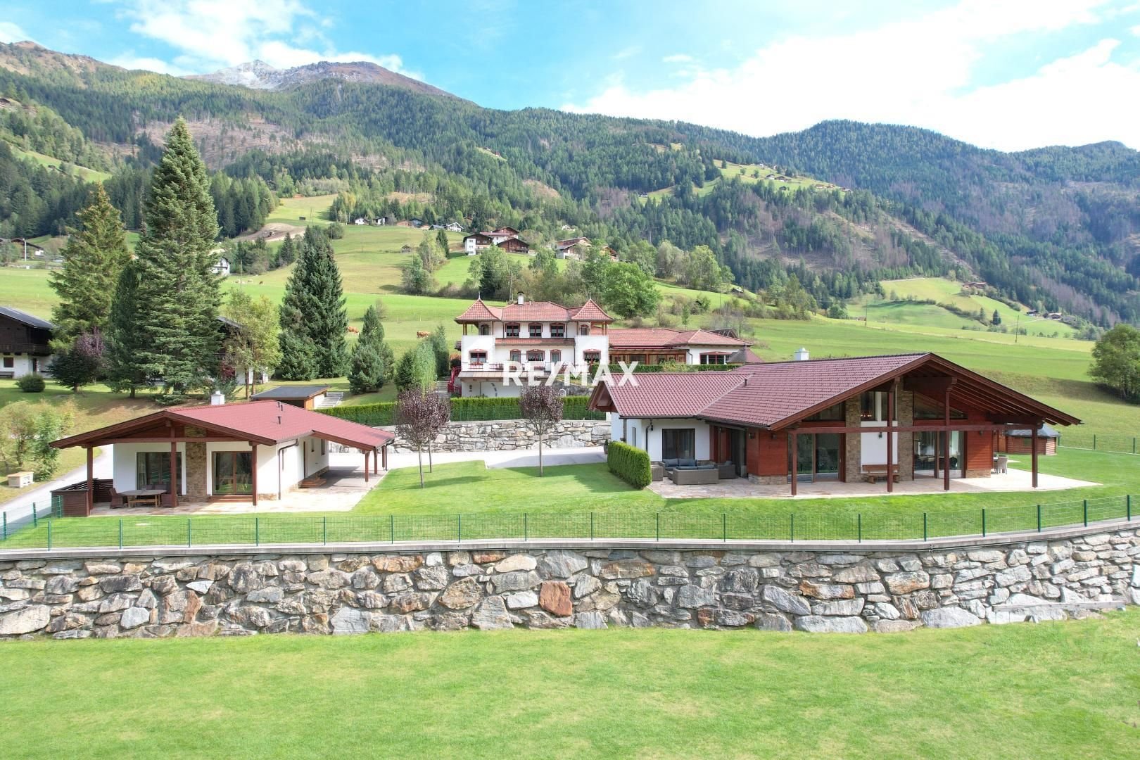 Villa zum Kauf 1.800.000 € 7 Zimmer 450 m²<br/>Wohnfläche 2.127 m²<br/>Grundstück Großkirchheim 9843