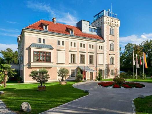 Schloss zum Kauf 2.200 m² 53.000 m² Grundstück Leopoldsdorf 2333