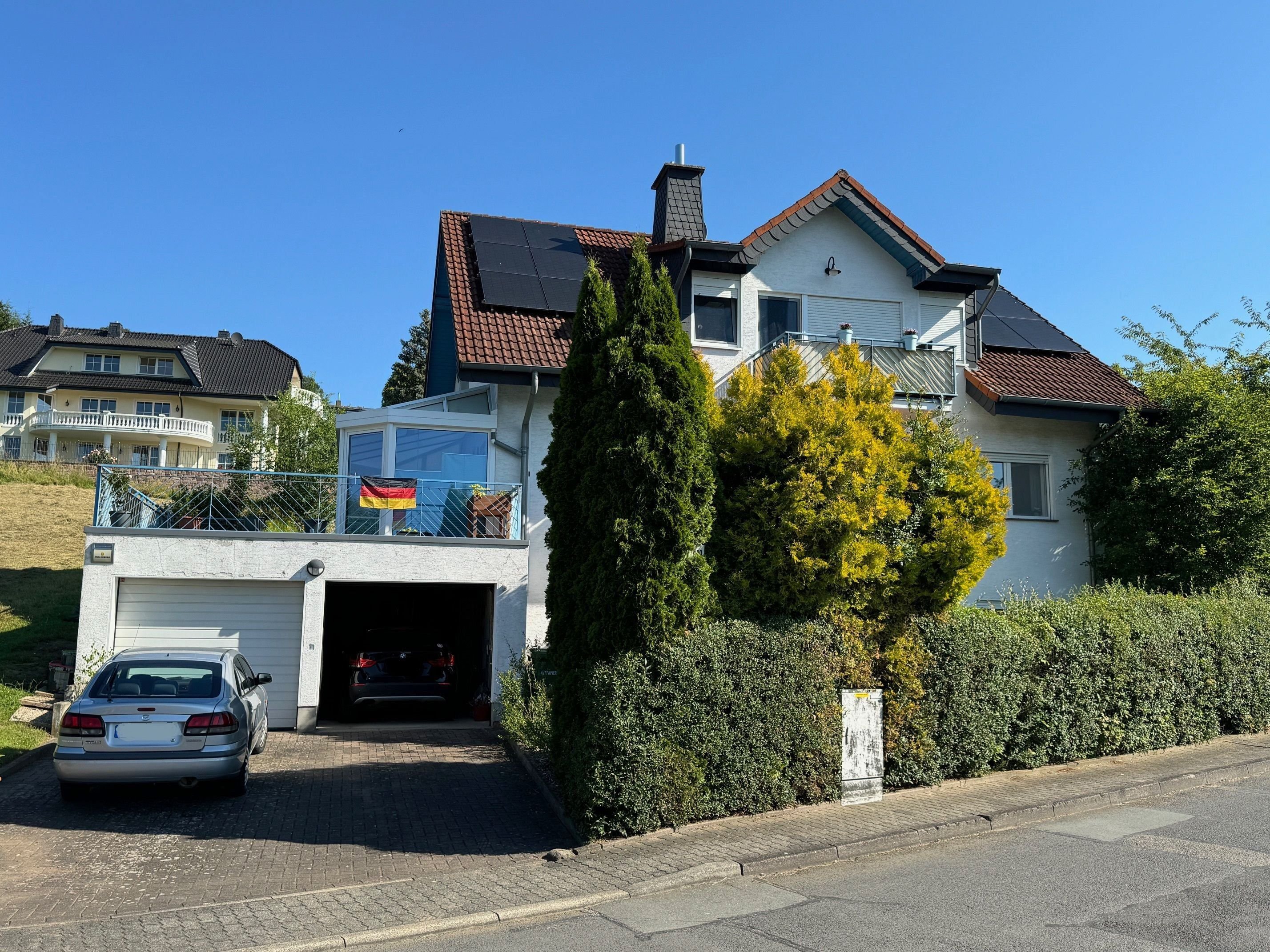 Mehrfamilienhaus zum Kauf 399.000 € 8 Zimmer 217 m²<br/>Wohnfläche 657 m²<br/>Grundstück Naumburg Naumburg 34311