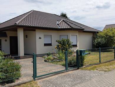Bungalow zum Kauf 230.000 € 3 Zimmer 110 m² 595 m² Grundstück frei ab sofort Theodor-Körner-Straße 10 Rathenow Rathenow 14712
