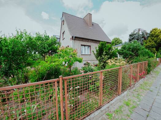 Einfamilienhaus zur Miete 1.700 € 3 Zimmer 110 m² 500 m² Grundstück frei ab sofort Dietrichstraße Alt-Hohenschönhausen Berlin 13053