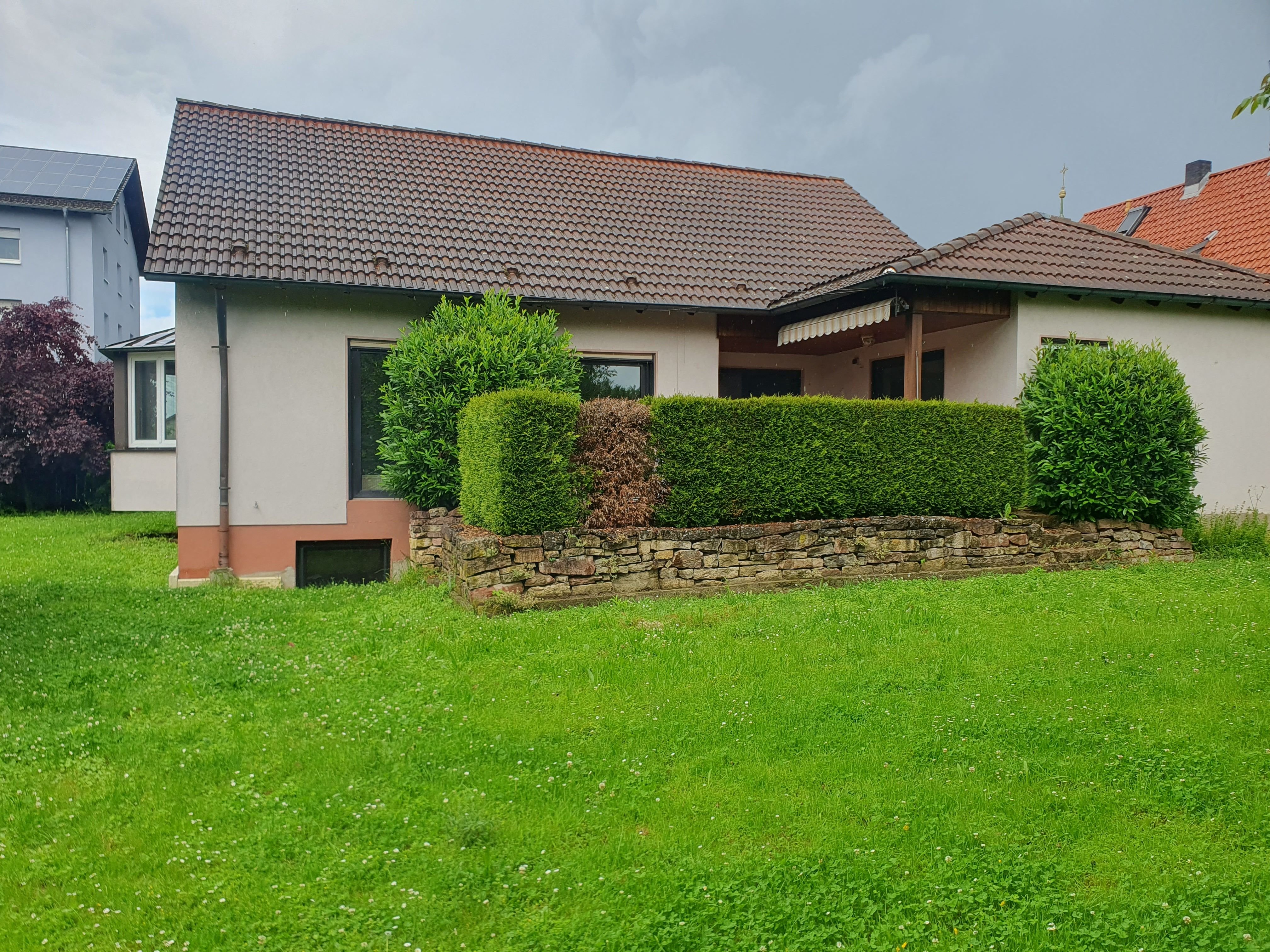 Bungalow zum Kauf provisionsfrei 480.000 € 3 Zimmer 130 m²<br/>Wohnfläche 908 m²<br/>Grundstück ab sofort<br/>Verfügbarkeit Karlstadt Karlstadt 97753