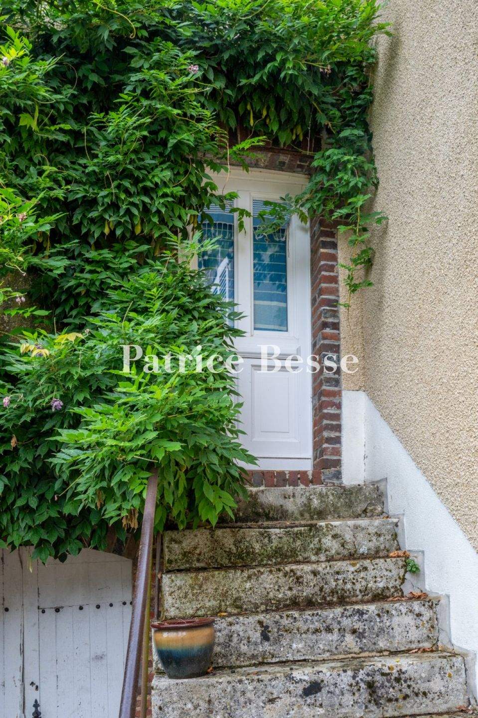 Immobilie in Heidenheim an der Brenz - A stately dwelling and its enclosed garden in the middle of a village, recognised as a "Town of Character", two hours from Paris, nestled within the P - Bild 2