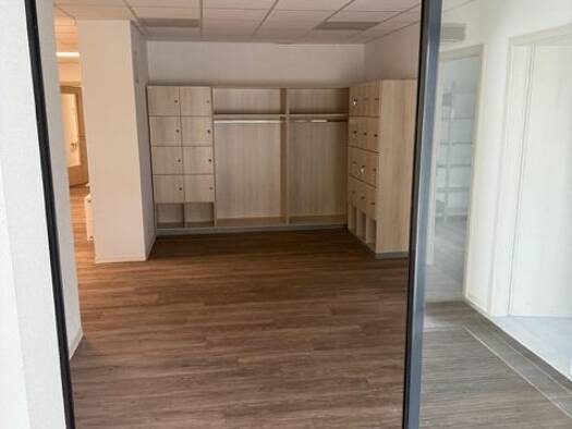 Offene Bürofläche zur Miete 3.000 € 7 Zimmer 312,7 m² Bürofläche Neustadt 35279