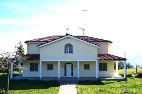 Einfamilienhaus zum Kauf 630.000 € 7 Zimmer 500 m²<br/>Wohnfläche 22.000 m²<br/>Grundstück Pescara 65121