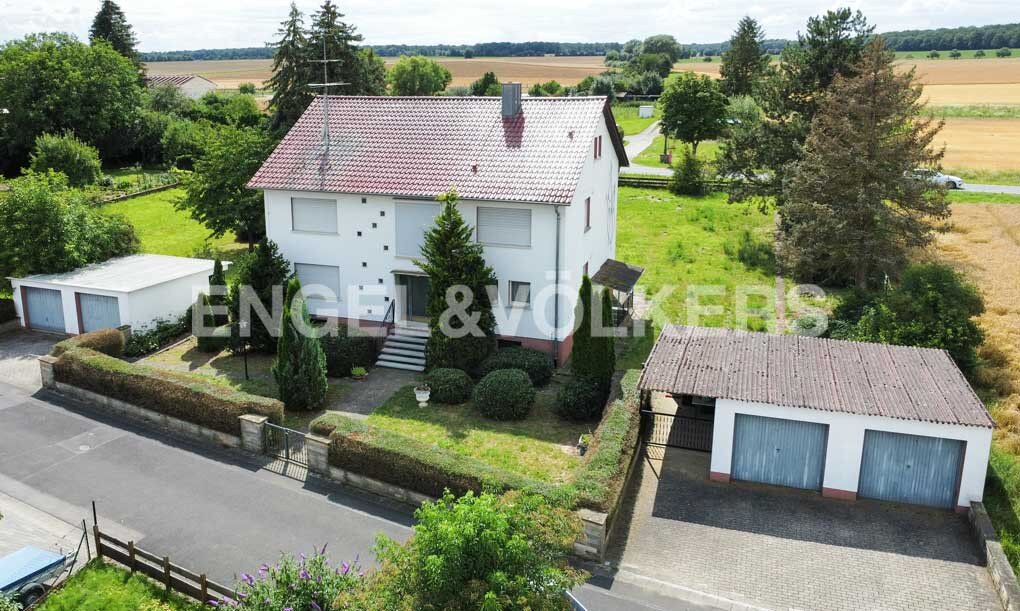 Einfamilienhaus zum Kauf 385.000 € 8 Zimmer 205 m²<br/>Wohnfläche 3.021 m²<br/>Grundstück Obereuerheim Obereuerheim 97508