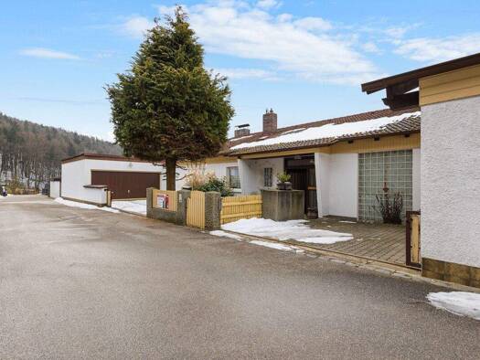 Einfamilienhaus zum Kauf 599.000 € 7 Zimmer 208 m² 1.060 m² Grundstück Undorf 93152