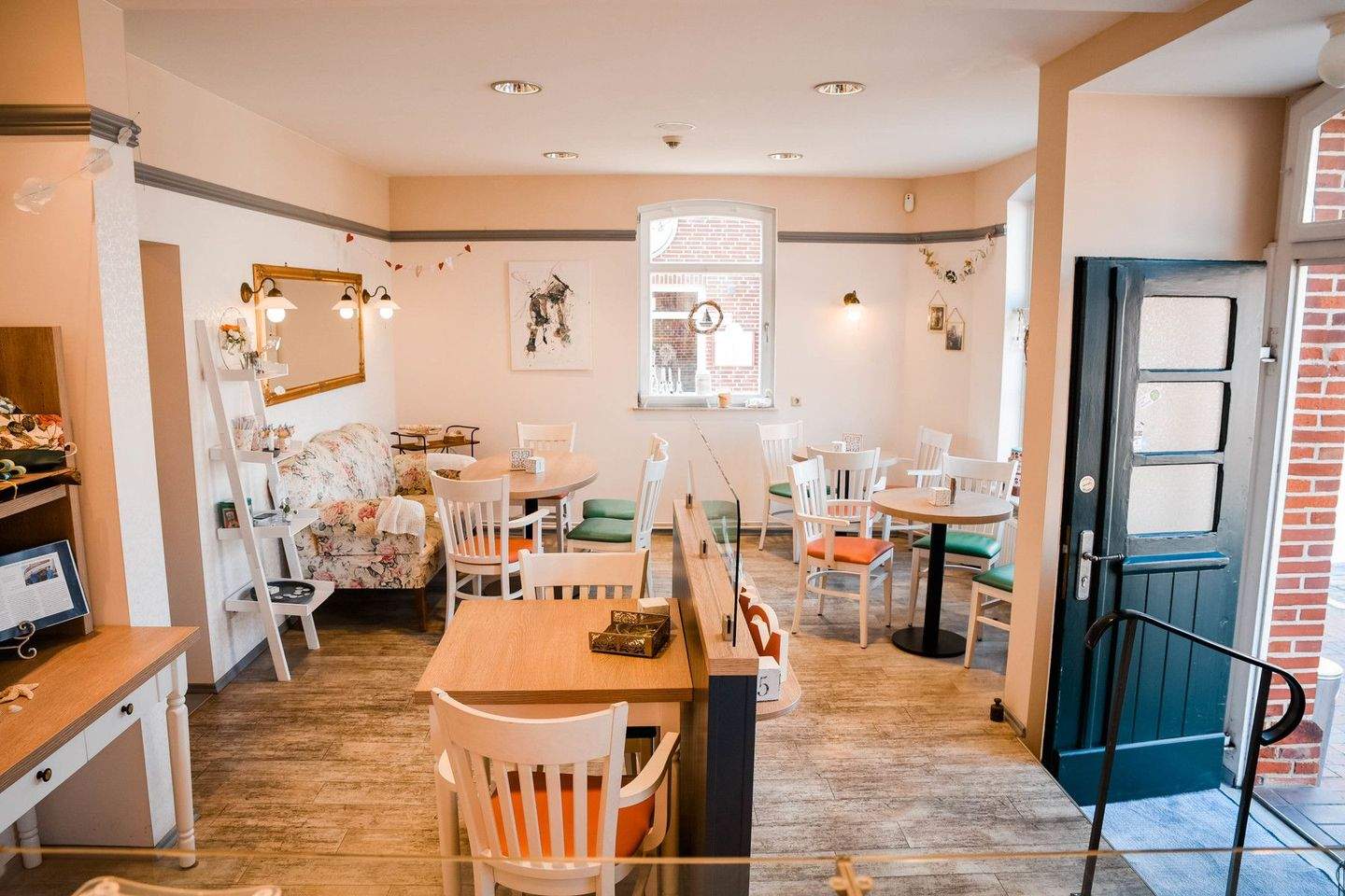 Immobilie in Jemgum - Historisches,  2013 saniertes  Juwel in Ditzum, Cafe und 2 Ferienwohnungen - Bild 3