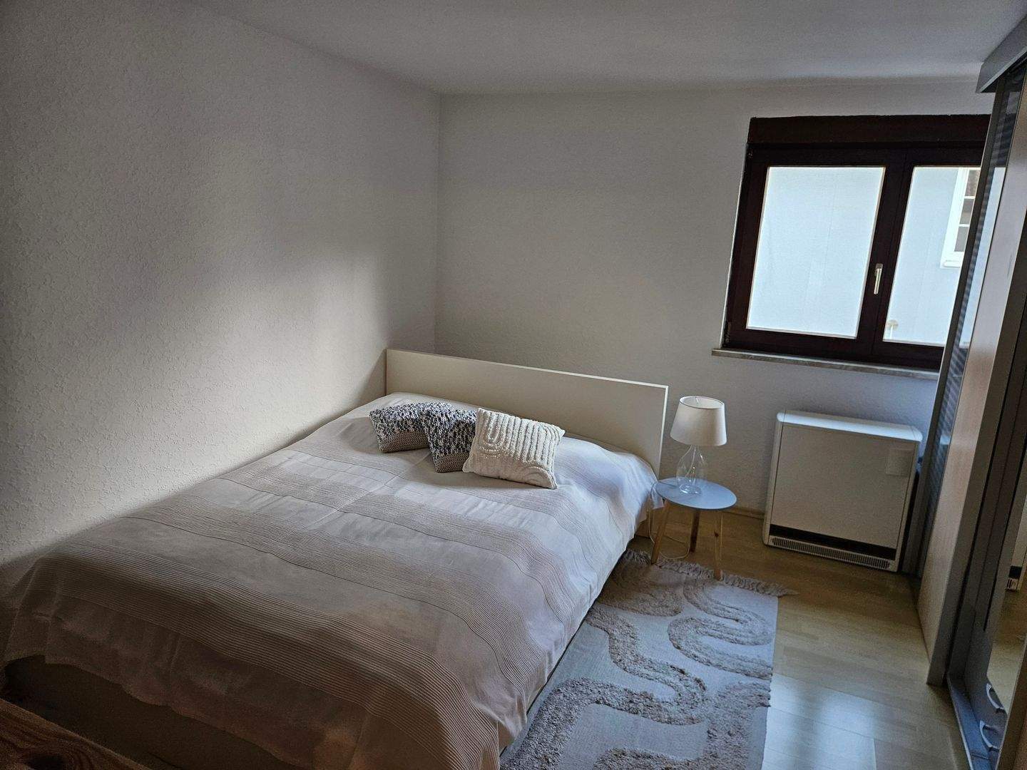 Immobilie in Ditzingen - Mehrfamilienhaus mit zwei Wohnungen und Ladengechäft - Bild 1