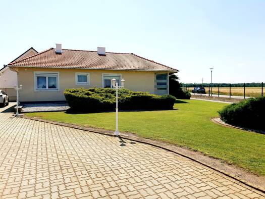 Bungalow zum Kauf 399.000 € 2,5 Zimmer 71 m² 1.076 m² Grundstück Wr. Neustädter Straße 55 Pottendorf 2486