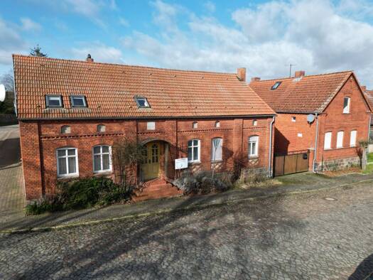 Mehrfamilienhaus zum Kauf 189.000 € 7 Zimmer 254 m² 1.338 m² Grundstück frei ab sofort Insel Stendal 39576