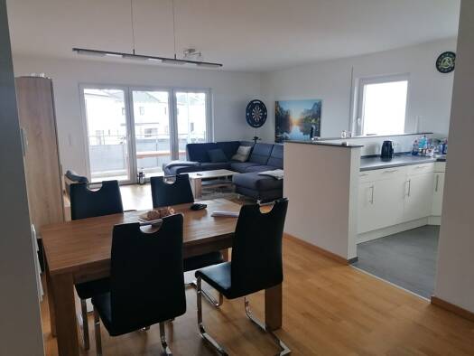 WG-Zimmer zur Miete 1.100 € 3 Zimmer 90 m² Geschoss 1/4 frei ab 01.05.2026 Sichersdorfer Straße 30 Roßtal 90574