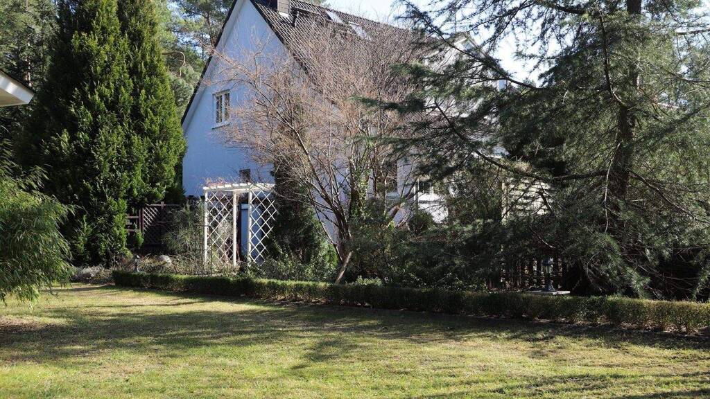 AB SOFORT - Großes, gehobenes Einfamilienhaus mit beheiztem Keller, Brunnen und Tiefgarage in Wandlitz