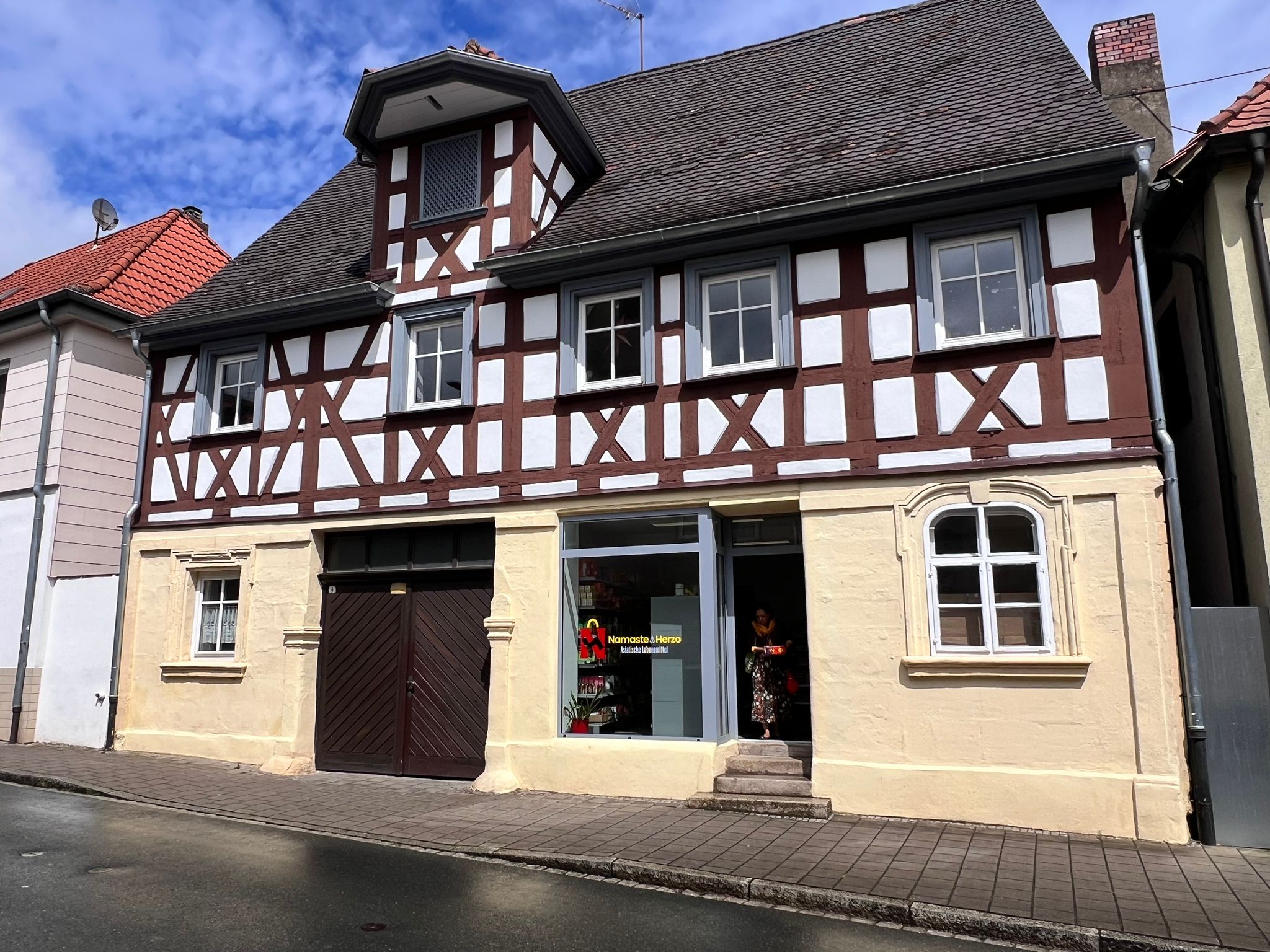 Mehrfamilienhaus zum Kauf als Kapitalanlage geeignet 1.100.000 € 14 Zimmer 318 m²<br/>Wohnfläche 884 m²<br/>Grundstück Herzogenaurach 1 Herzogenaurach 91074