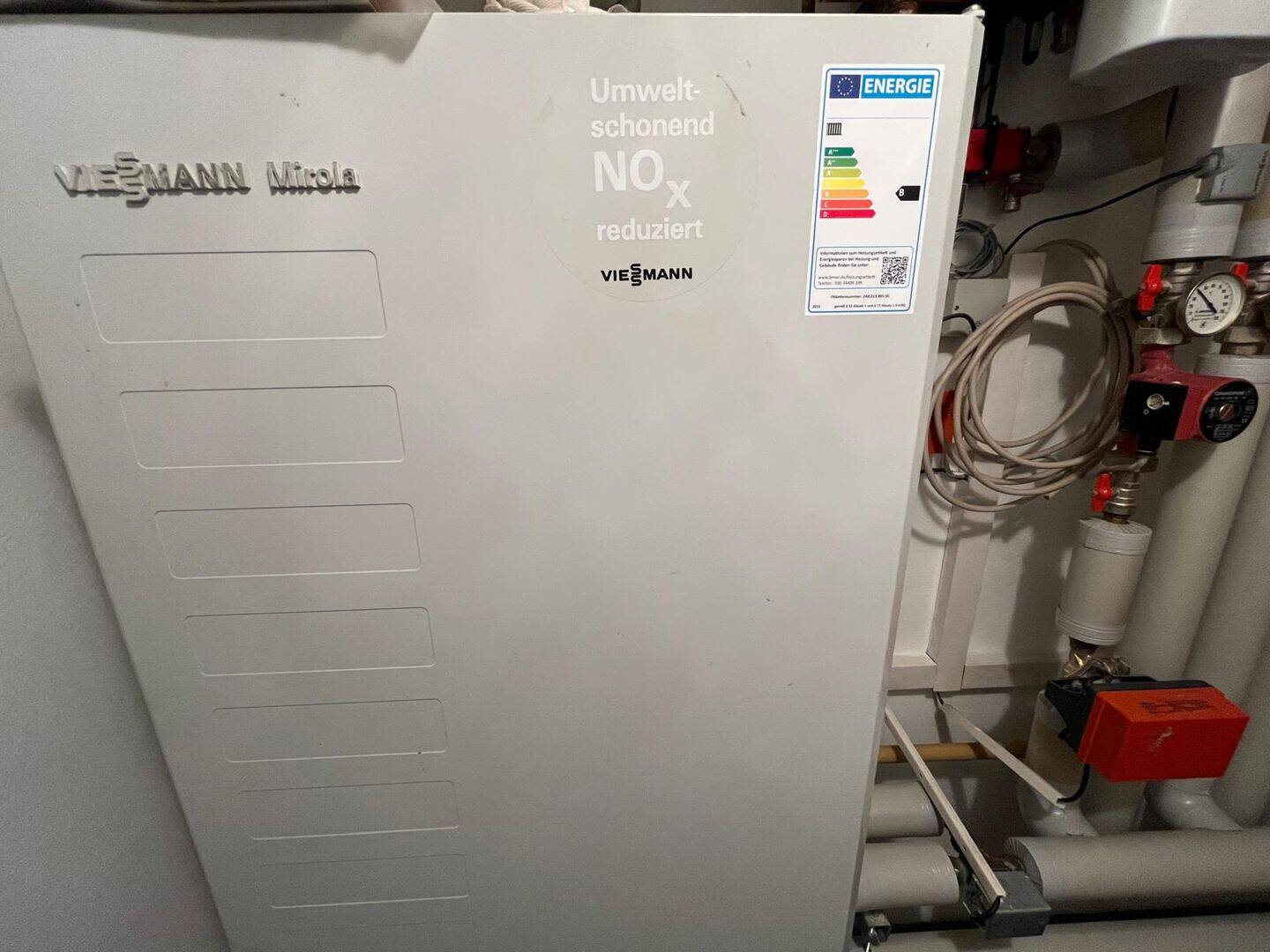 Immobilie in Arnstorf - 6 Zimmer, großes Bad, 2 Gäste-WC, Vollkeller, ausgebautes DG, Carport, toller Garten - Niedrigenergiehaus sofort verfügbar - Bild 4