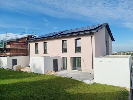 Doppelhaushälfte zur Miete - Erstbezug 2.180 € 5 Zimmer 167 m² 380 m² Grundstück frei ab 01.04.2027 Theodor-Fontane-Straße 10 Adelsberg Chemnitz 09127