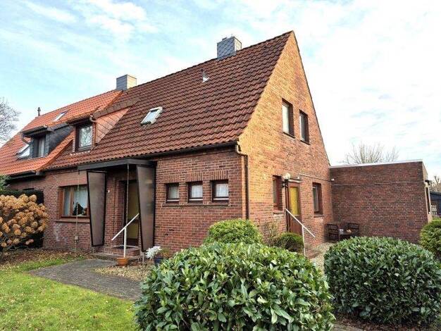 Doppelhaushälfte zum Kauf 123.000 € 5 Zimmer 117,5 m² 636 m² Grundstück Schlesier Strasse 2 Brake 26919