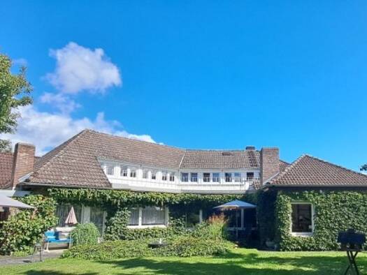 Villa zum Kauf 385.000 € 10 Zimmer 377 m² 1.446 m² Grundstück frei ab sofort Homberg Homberg 34576
