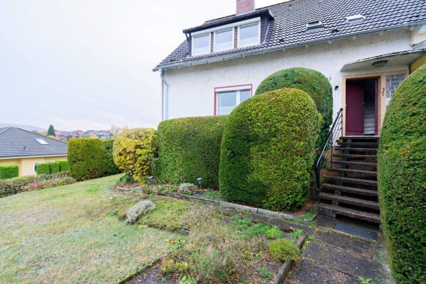 Immobilie in Bad Salzdetfurth - Unverbaubarer Panoramablick für 1-3 Parteien bzw. Generationen - Bild 1