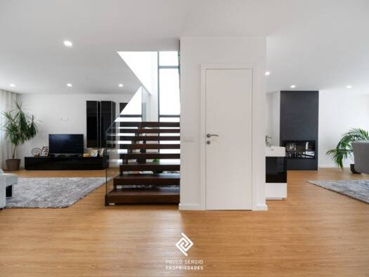 Haus zum Kauf 849.000 € 318 m² 596 m² Grundstück Campanhã 4300