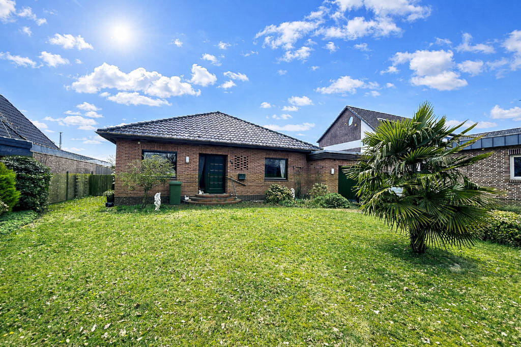 Immobilie in Hude (Oldenburg) - Zeitlose Architektur: Lichtdurchfluteter Bungalow-Klassiker mit viel Stauraum. - Bild 0