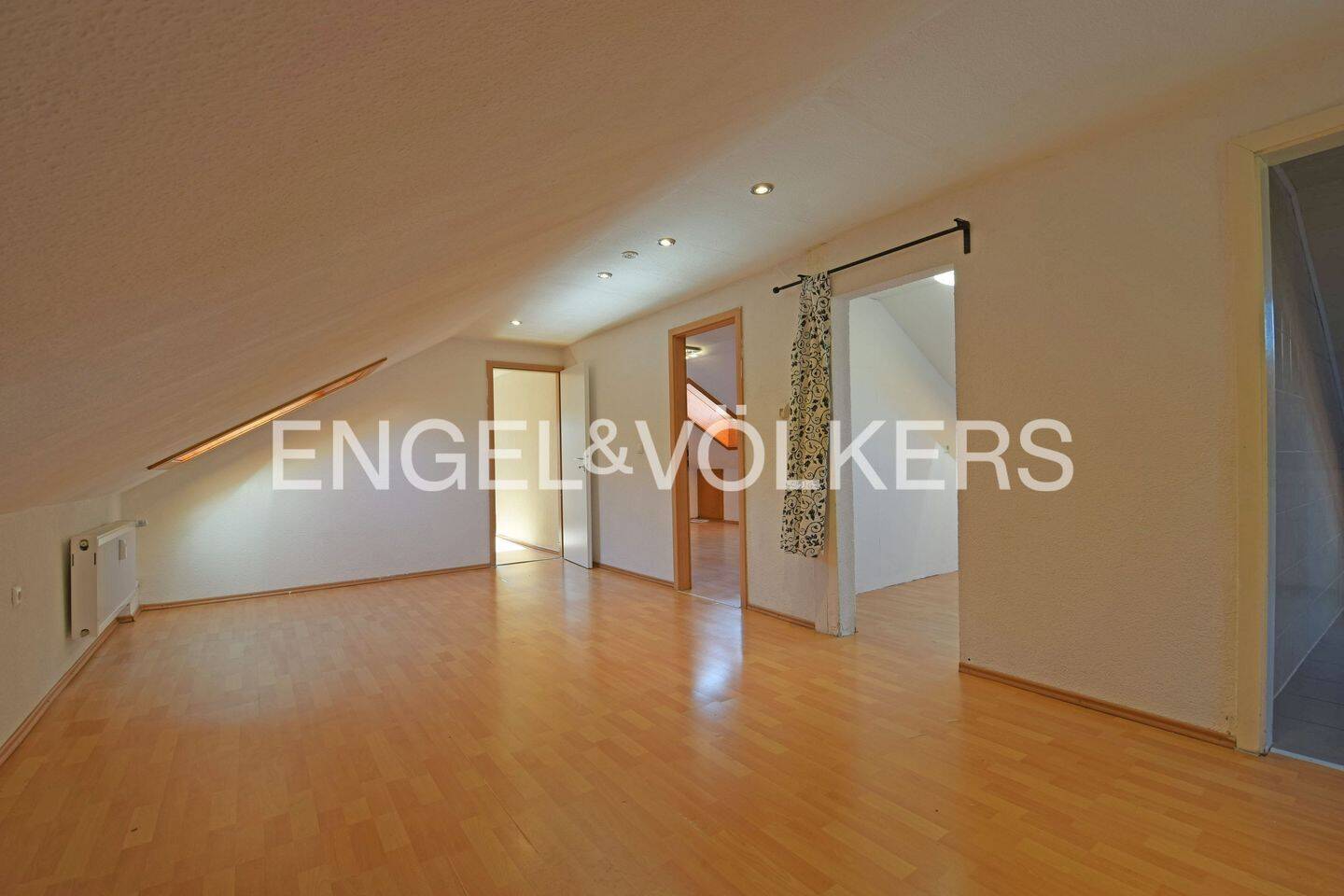 Immobilie in Erlenbach am Main - Großzügiges Wohnen mit Zusatzfläche unterm Dach - viel Raum für Familie & Ideen - Bild 2