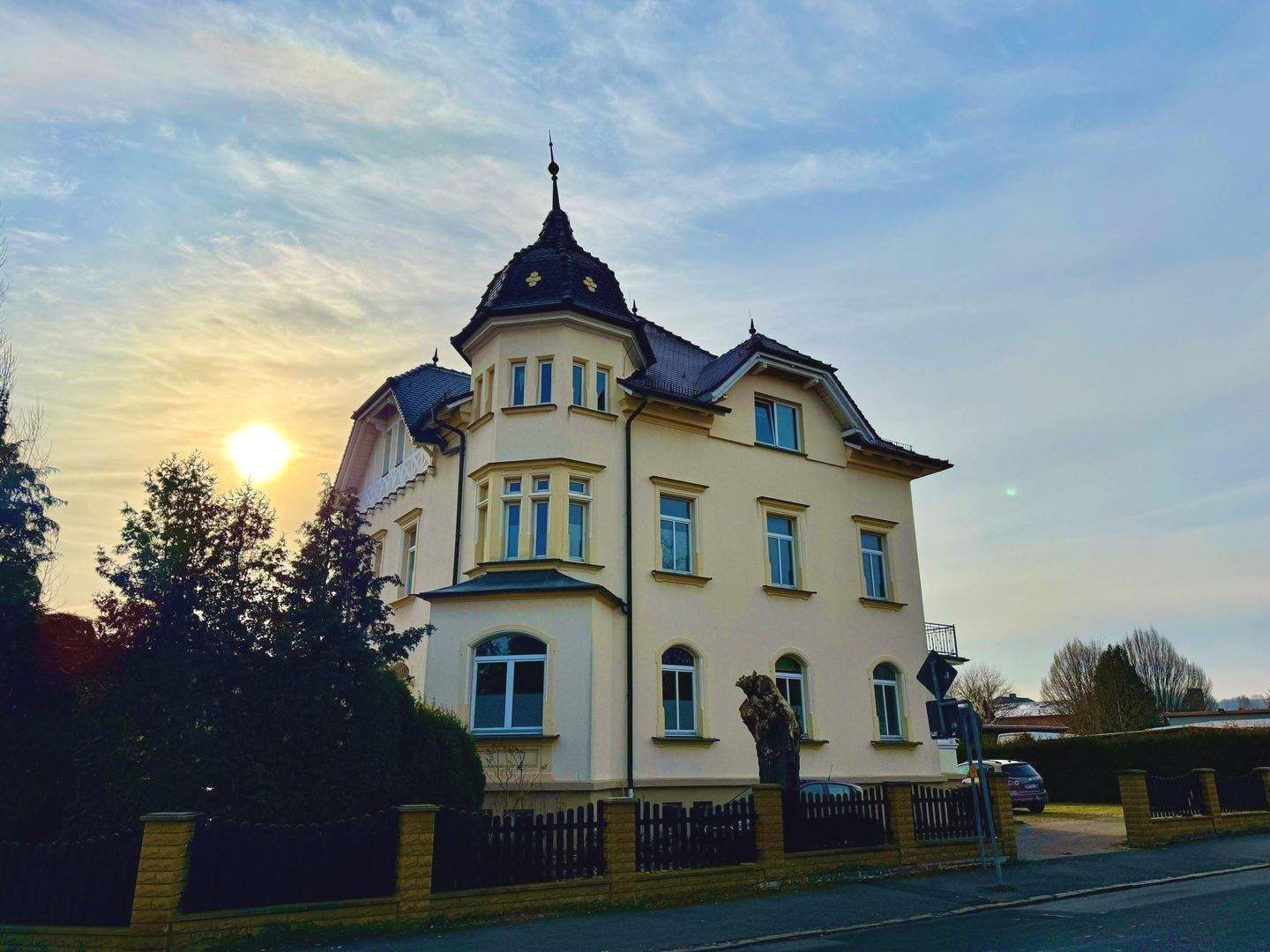 Immobilie in Eisenberg - Große Stadtvilla in Eisenberg mit zwei Arztpraxen, einer Wohnung und einem Büro in bester Lage - Bild 0