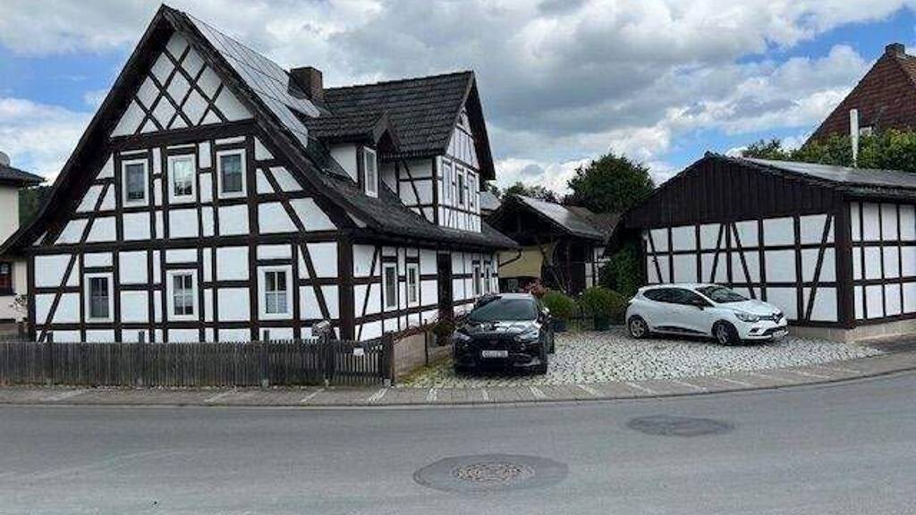 Individuelles Einfamilienhaus mit Nebengebäude in Weitramsdorf