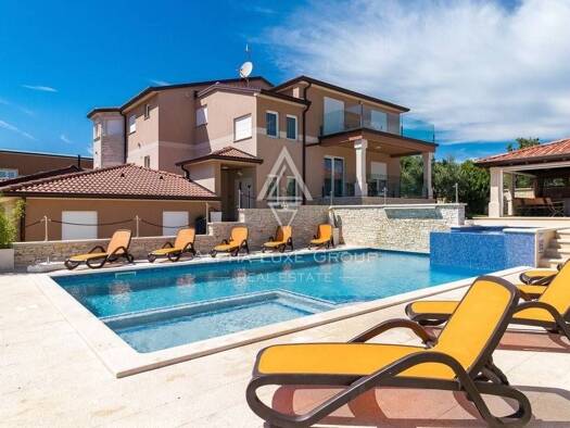Einfamilienhaus zum Kauf 2.000.000 € 10 Zimmer 590 m² Valtura, Ližnjan Ližnjan 52204