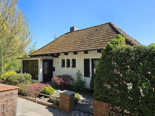 Einfamilienhaus zur Miete 1.200 € 3 Zimmer 95 m² 757 m² Grundstück frei ab sofort Bad Oldesloe 23843