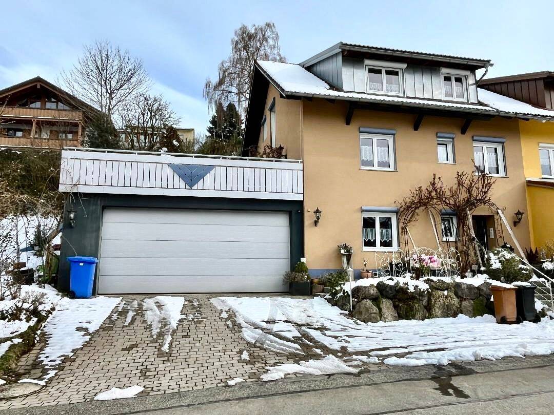 Immobilie in Scheidegg - Geräumige Doppelhaushälfte mit 4 Schlafräumen in ruhiger Lage mitten in Scheidegg zu verkaufen  ! - Bild 1