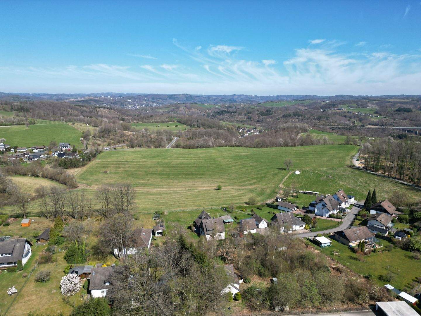 Immobilie in Reichshof - Charmantes Einfamilienhaus als Alternative zur Eigentumswohnung – mit Garten, Doppelgarage und großem Carport - Bild 3