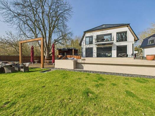 Villa zur Miete 6.000 € 7,5 Zimmer 320 m² 2.800 m² Grundstück Mühlenbeck 16567