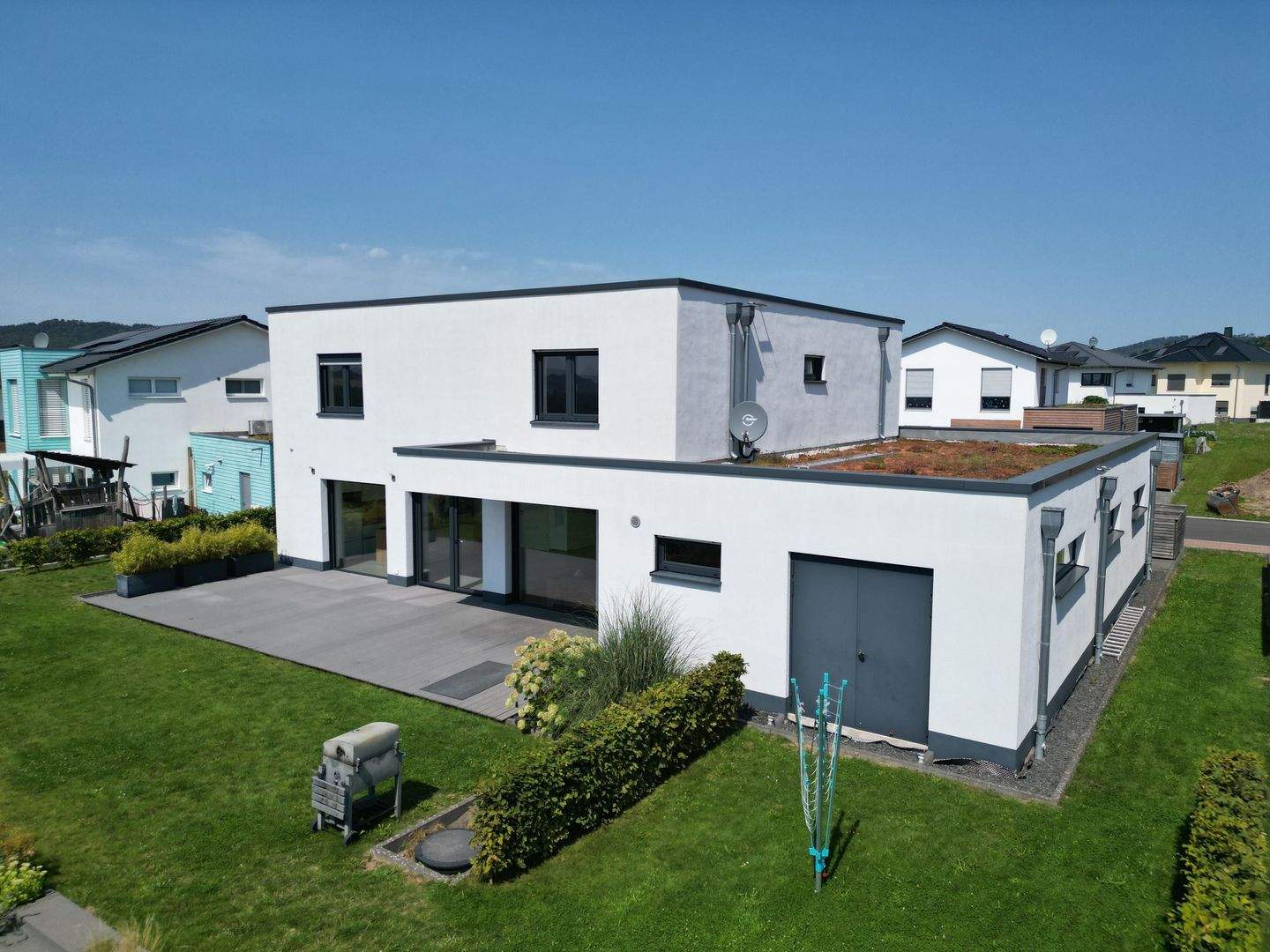 Immobilie in Niedenstein - Neuwertiges Ein- bis  Zwei-Familienhaus in sonniger Feldrandlage mit traumhaftem Ausblick - Bild 1