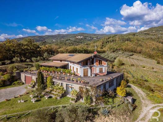 Haus zum Kauf 1.800.000 € 10 Zimmer 1.200 m² 150.000 m² Grundstück frei ab sofort Fivizzano 54013