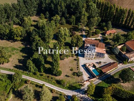 Reihenmittelhaus zum Kauf 1.370.000 € 10 Zimmer 373 m² 24.833 m² Grundstück Mirambeau 17150