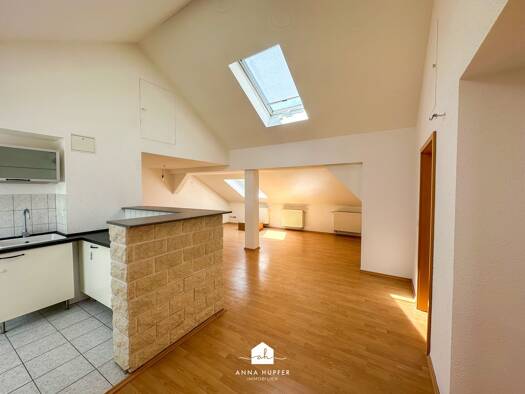 Wohnung zur Miete 635 € 3 Zimmer 93,4 m² 3 Geschosse frei ab 01.09.2026 Innenstadt Gera 07545