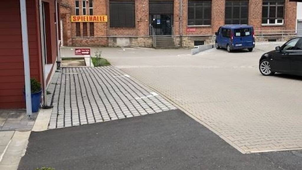 Büro zur Miete 4 Zimmer 256 m² Bürofläche teilbar ab 256 m² Eisfeld 98673