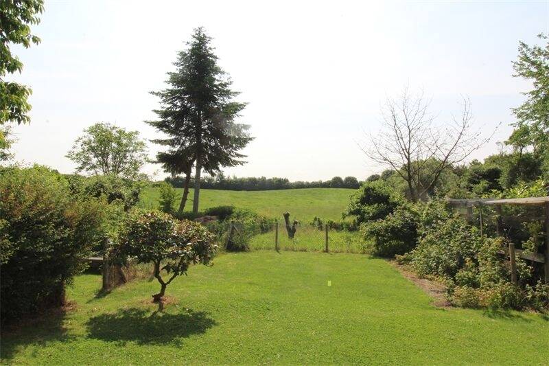 Immobilie in Schönberg - Zuhause mit Weitblick: Charmantes Zweifamilienhaus in traumhafter Feldrandlage! - Bild 0