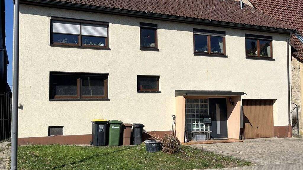 Einfamilienhaus zum Kauf 350.000 € 7,5 Zimmer 227,3 m² 549 m² Grundstück Biesingen Bad Dürrheim / Biesingen 78073