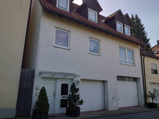 Reihenmittelhaus zum Kauf 289.000 € 5,5 Zimmer 146 m² 130 m² Grundstück frei ab sofort Hollfeld 96142