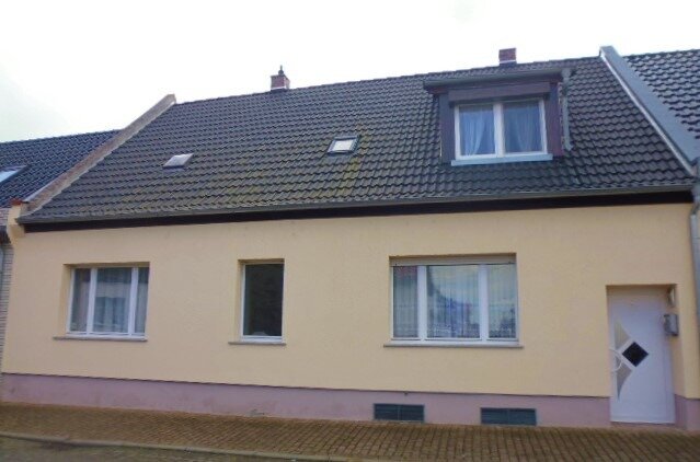 Reihenmittelhaus zum Kauf 93.000 € 6 Zimmer 125 m²<br/>Wohnfläche 652 m²<br/>Grundstück ab sofort<br/>Verfügbarkeit Peißen Peißen 06408