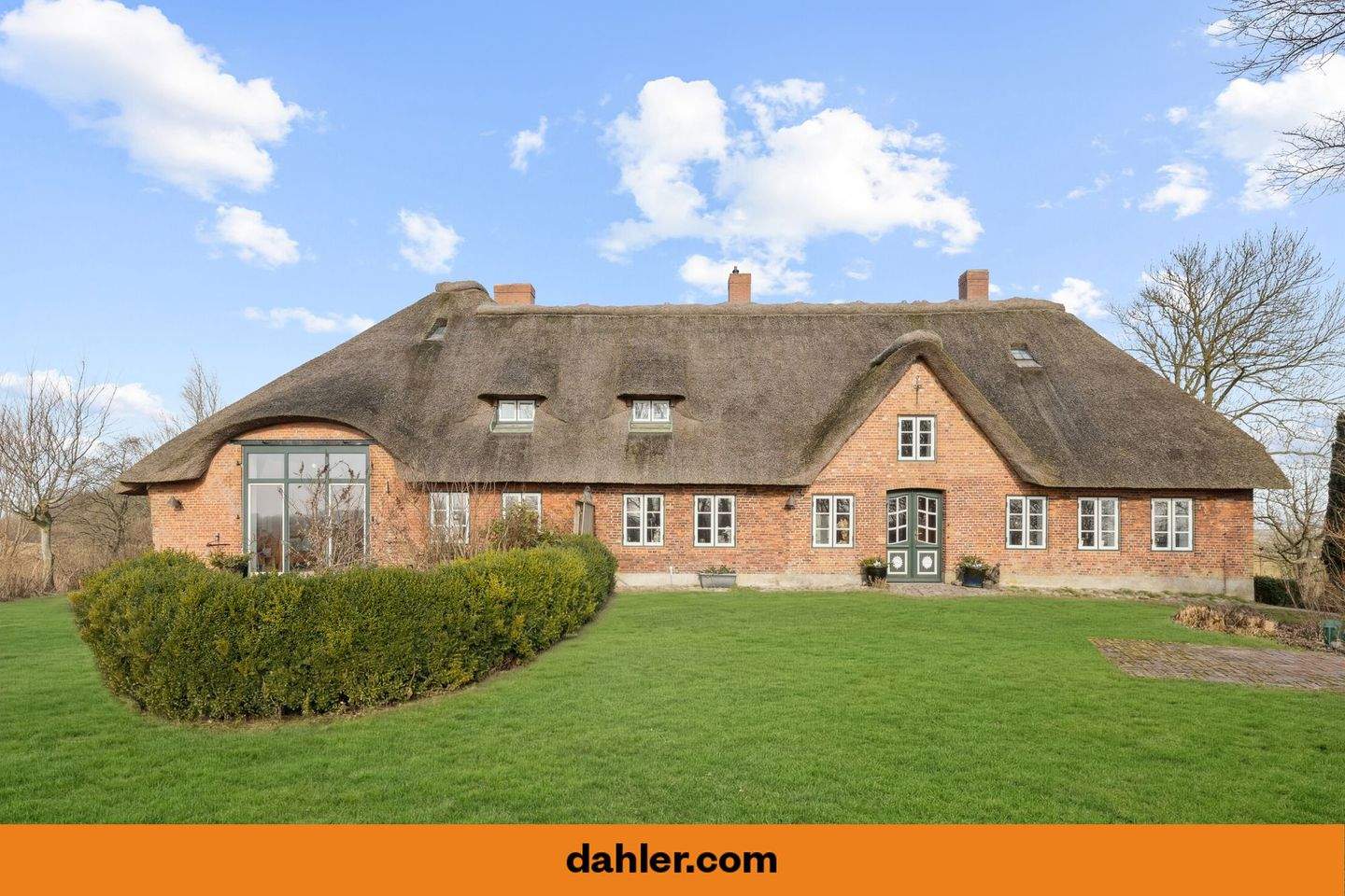 Immobilie in Koldenbüttel - Ruhe, Weite, Meer, Exklusives Zweifamilienhaus unter Reet                   in stilvoller Privatsphäre - Bild 0