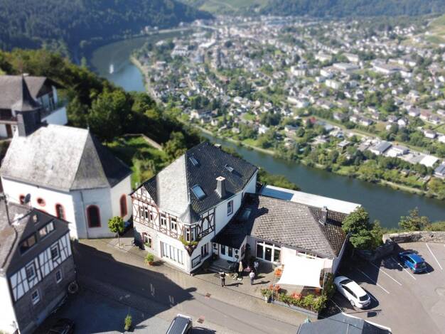 Hotel zum Kauf provisionsfrei 740.000 € 14 Zimmer 150 m² Gastrofläche 8.300 m² Grundstück Schloßstraße 14 Starkenburg 56843
