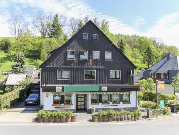 Mehrfamilienhaus zum Kauf als Kapitalanlage geeignet 288.500 € 10 Zimmer 200 m² 1.240,2 m² Grundstück Hermsdorf Hermsdorf 01776