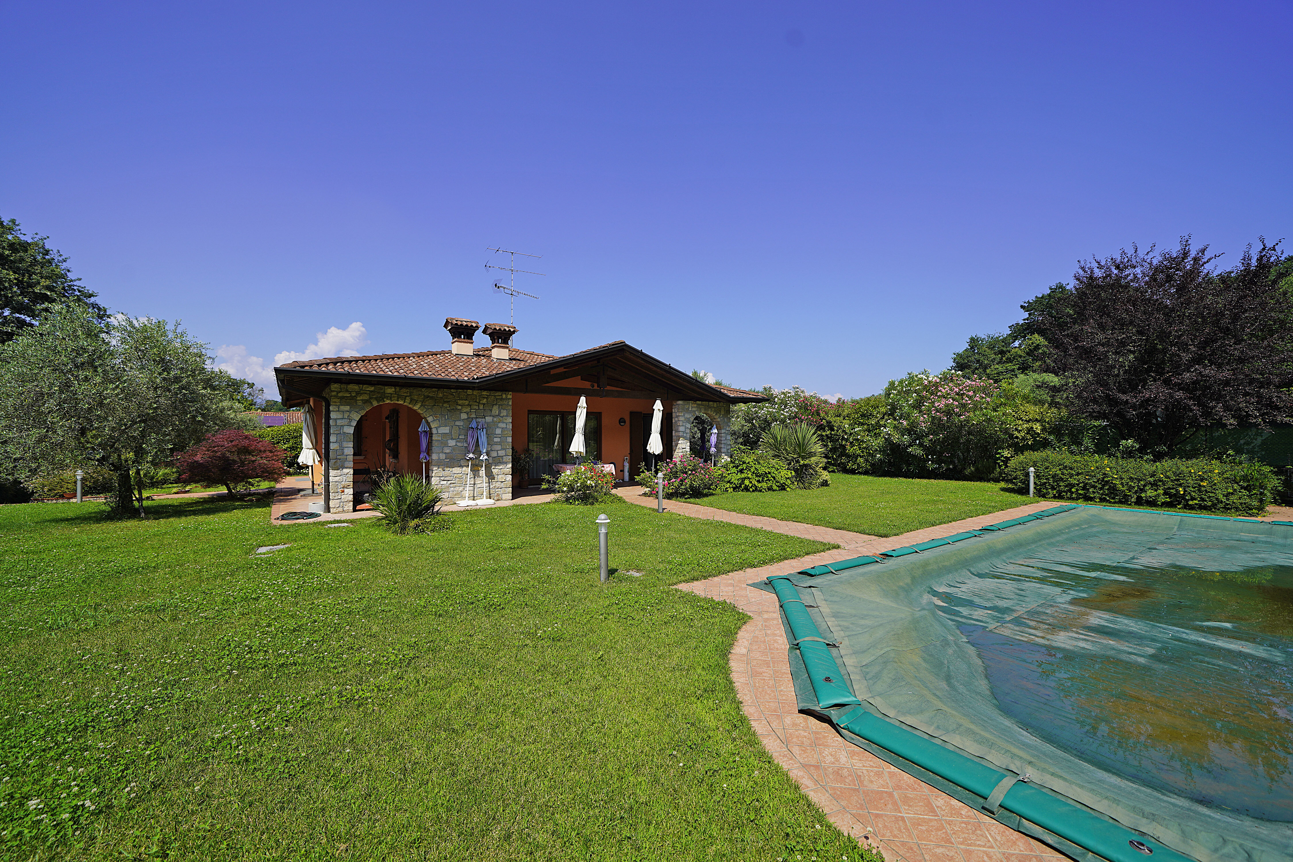 Villa zum Kauf 1.200.000 € 10 Zimmer 168 m²<br/>Wohnfläche 1.000 m²<br/>Grundstück ab sofort<br/>Verfügbarkeit Via dei Salici Soiano del Lago