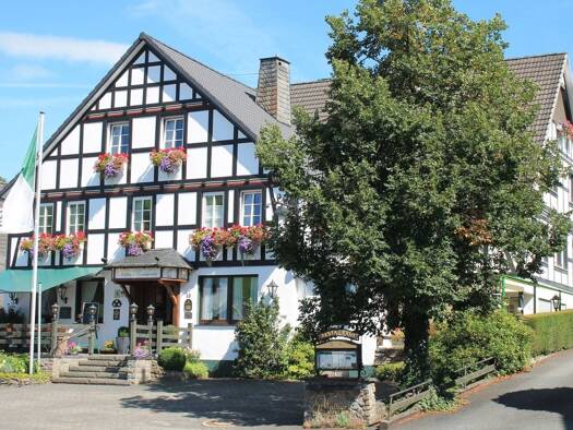 Hotel zum Kauf 750.000 € 10 Zimmer 18 Betten 210 m² Gastrofläche Oberhenneborn Schmallenberg 57392