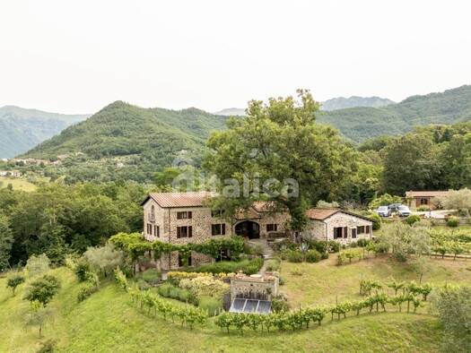 Haus zum Kauf 2.500.000 € 19 Zimmer 524 m² 14.000 m² Grundstück frei ab sofort Pontremoli 54017