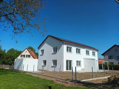Doppelhaushälfte zur Miete 1.310 € 4 Zimmer 115 m² 300 m² Grundstück frei ab 01.08.2025 Kirchweg 9, 9a Langenmosen Langenmosen 86571